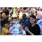 Münchner Kindl Lauf 2011 - Malaktion:  Mugundt  (7 Jahre), und ihre Eltern